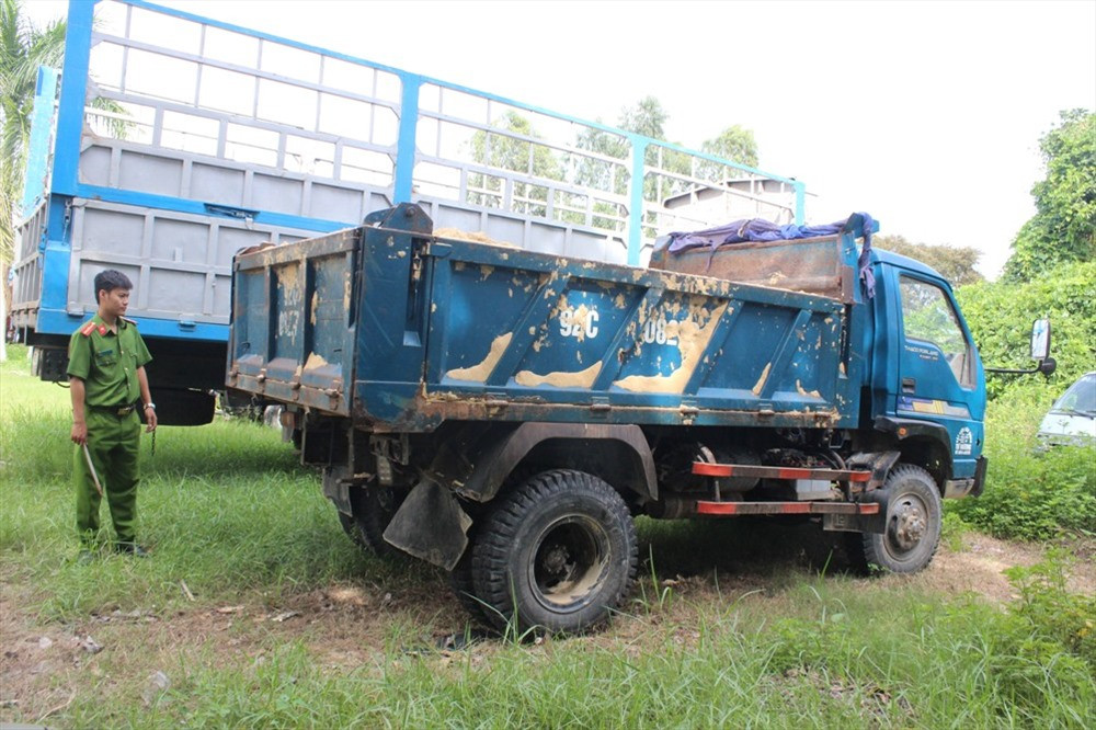 Công an huyện Thăng Bình tạm giữ ô tô tải 92C-082.70 phục vụ điều tra. Ảnh: THANH THẮNG