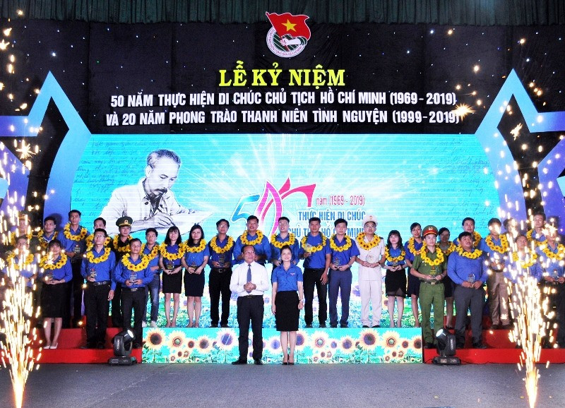 Tuyên dương 30 gương đảng viên trẻ tiêu biểu toàn tỉnh nhân dịp kỷ niệm 50 năm thực hiện Di chúc Chủ tịch Hồ Chí Minh. Ảnh: PHAN TUẤN