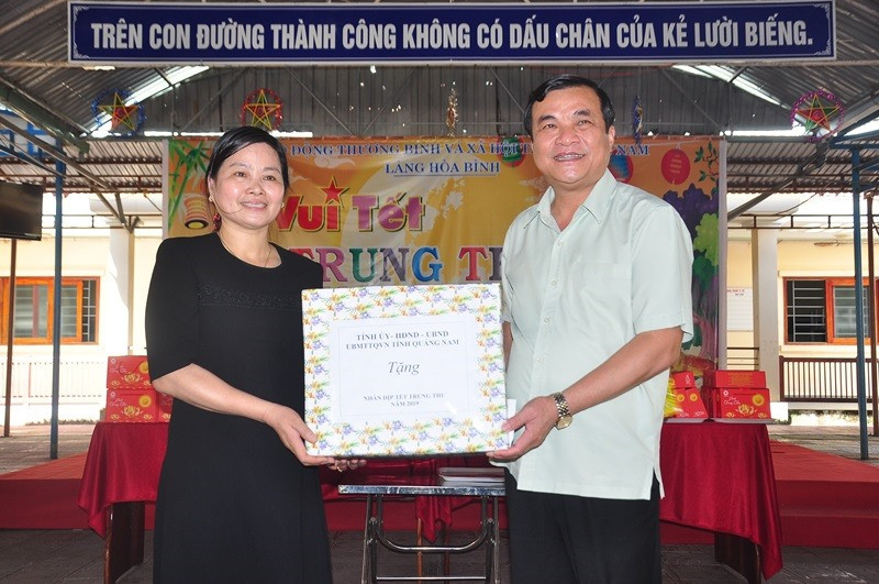 Đồng chí Phan Việt Cường tặng quà của Tỉnh ủy - HĐND - UBND - Ủy ban MTTQ Việt Nam tỉnh cho Làng Hòa Bình. Ảnh: VINH ANH