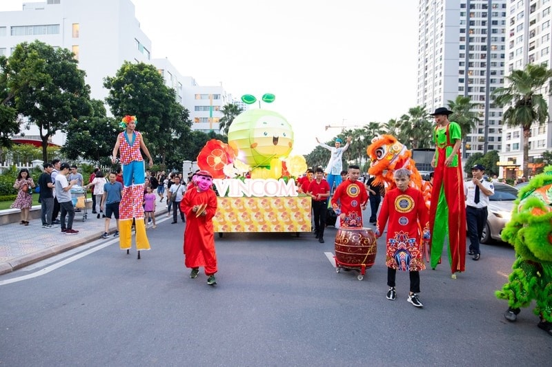 Lễ rước đèn ấn tượng tới “Thung lũng Màu xanh” đã gây náo nhiệt cả một con đường trong khu đô thị Times City.