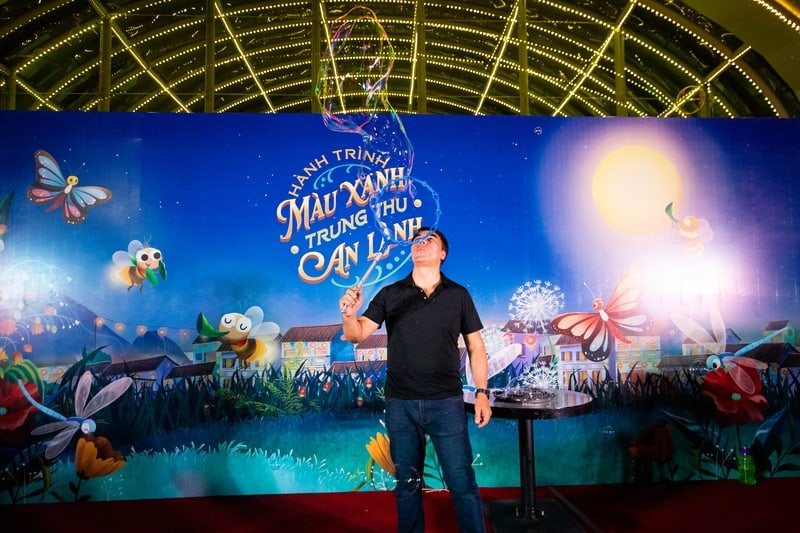 Hàng trăm em nhỏ và gia đình bất ngờ với màn biểu diễn của “Phù thủy bong bóng” Fan Yang