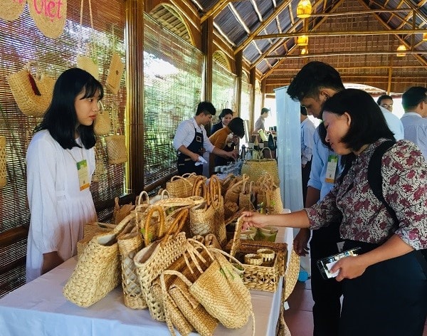 Environmentally friendly products used in tourism and services in Quang Nam.