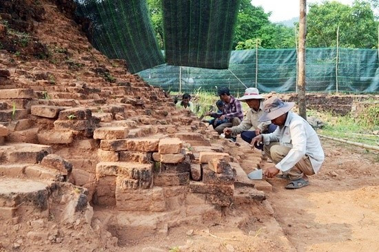 Local people take part in the conservartion of My Son heritage.