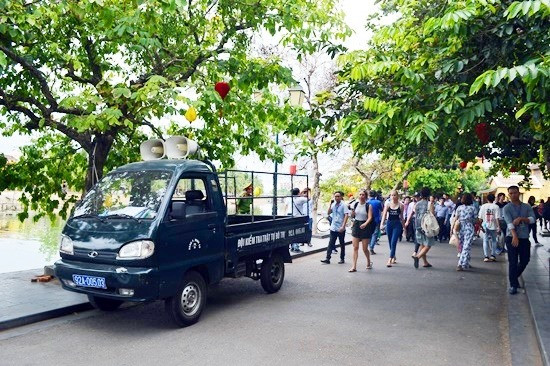 Xe ô tô của Đội kiểm tra trật tự đô thị phường Minh An đậu trong phố cổ gây phản cảm với khách. Ảnh: VĨNH LỘC