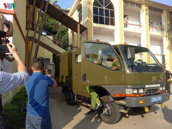 Xe chở các bị cáo đến Tòa