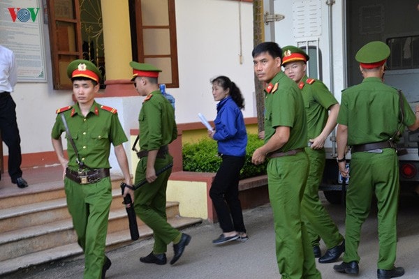 Bị cáo Nguyễn Thị Hồng Nga được đưa từ trại tạm giam đến Tòa lúc 7h30