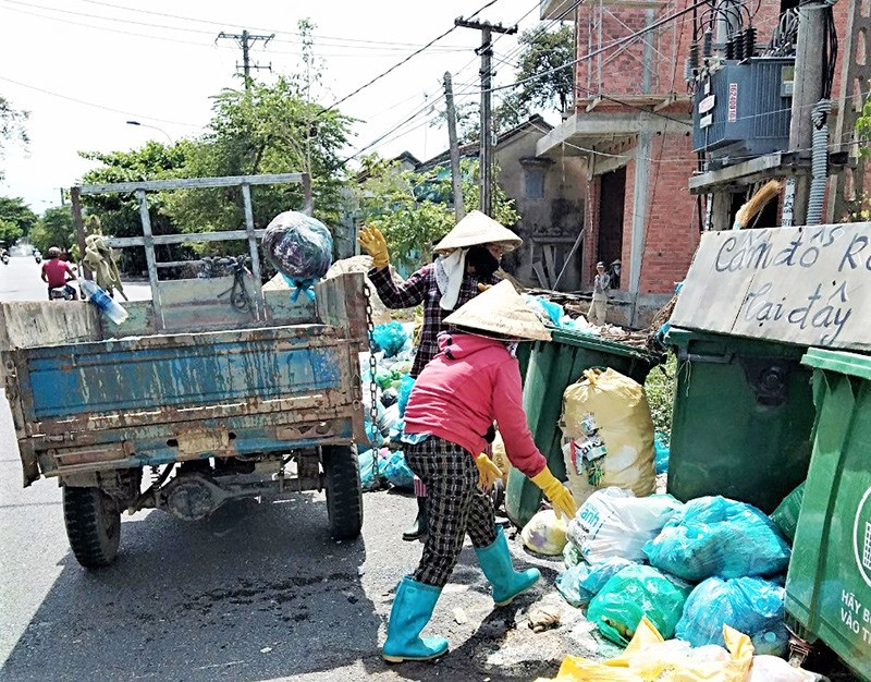 Xã Tam An tiến hành thu gom rác thải để giảm thiểu ô nhiễm môi trường. Ảnh: M.N