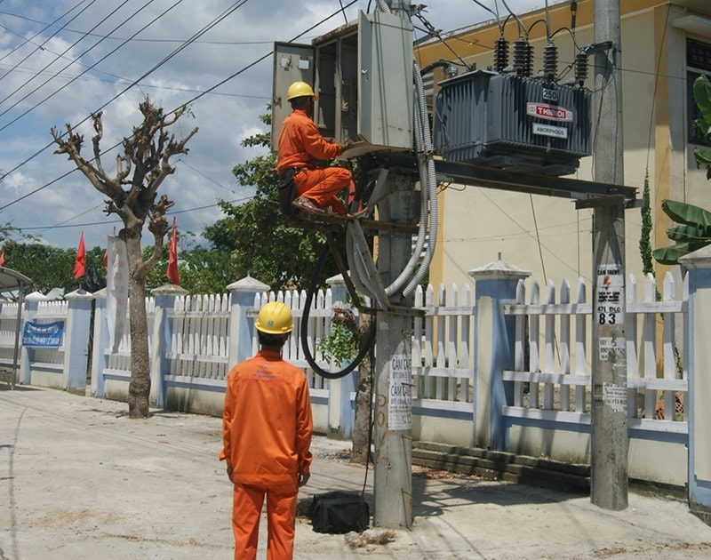 Hầu hết công tơ điện, trạm biến áp cấp điện ở xã vùng lũ đều được Điện lực nâng cao, thường cao hơn 2 mét để cấp điện an toàn khi lũ đến. Ảnh: T.L