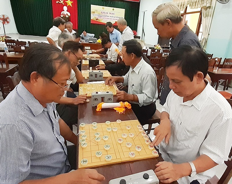 Các kỳ thủ tham gia tranh tài giải cờ tướng phường Tân Thạnh 2019. Ảnh: V.L