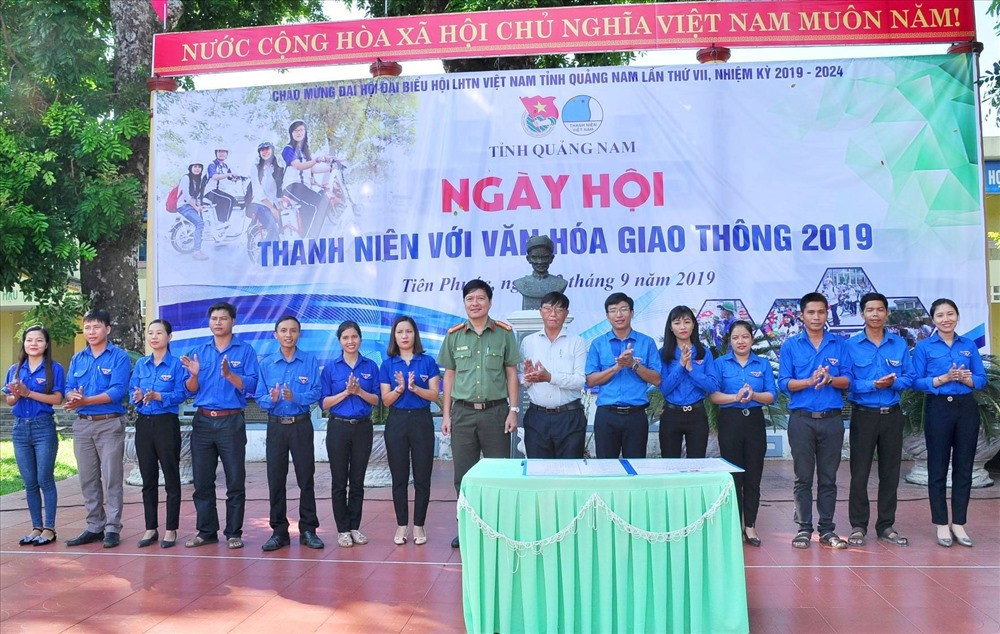 Tỉnh đoàn, Hội LHTN Việt Nam tỉnh và Ban ATGT tỉnh ký cam kết đảm bảo ATGT. Ảnh: L.T