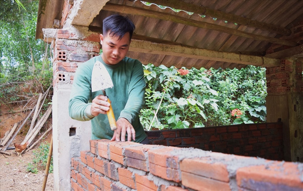 Anh Trạng tự tay xây dựng chuồng bò để chuẩn bị cho dự án chăn nuôi mới. Ảnh: THÁI CƯỜNG