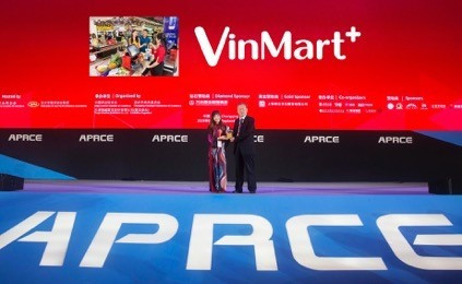Đại diện công ty Vincommerce (VinMart & VinMart+) nhận kỷ niệm chương “Nhà Bán lẻ xanh” của FAPRA 2019