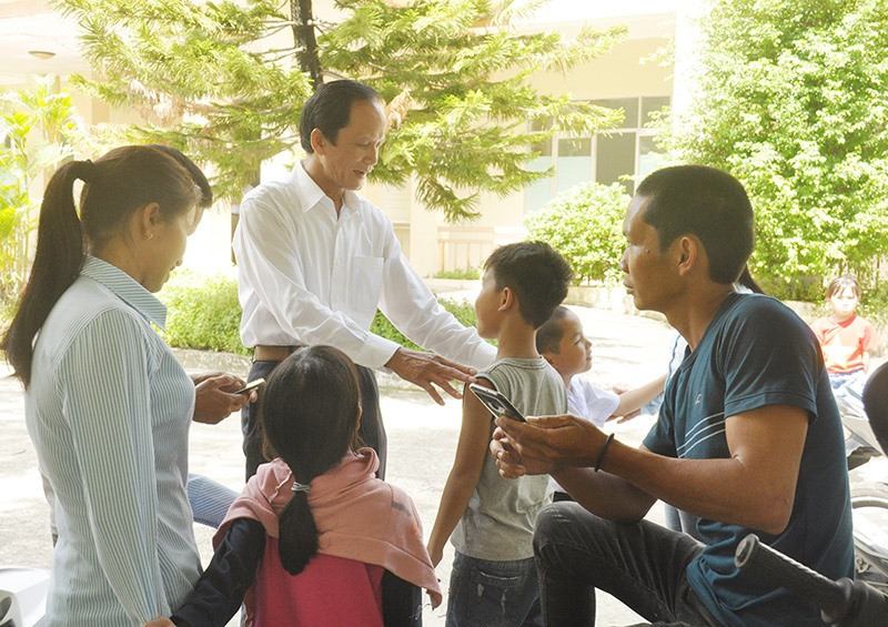 Trưởng ban Nội chính Tỉnh ủy Nguyễn Ngọc Truyền thăm hỏi con em được các phụ huynh chở đến trụ sở Ban Tiếp dân tỉnh sáng 16.9. Ảnh: N.Đ