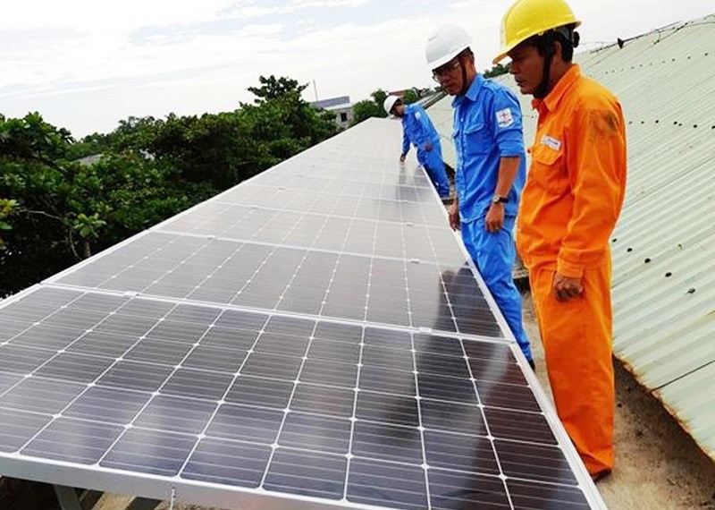 Hệ thống điện mặt trời áp mái lắp đặt tại Trường THCS Lê Quý Đôn (Đại Lộc) năm 2018 do Tổng Công ty Điện lực miền Trung tài trợ. Ảnh: H. LIÊN