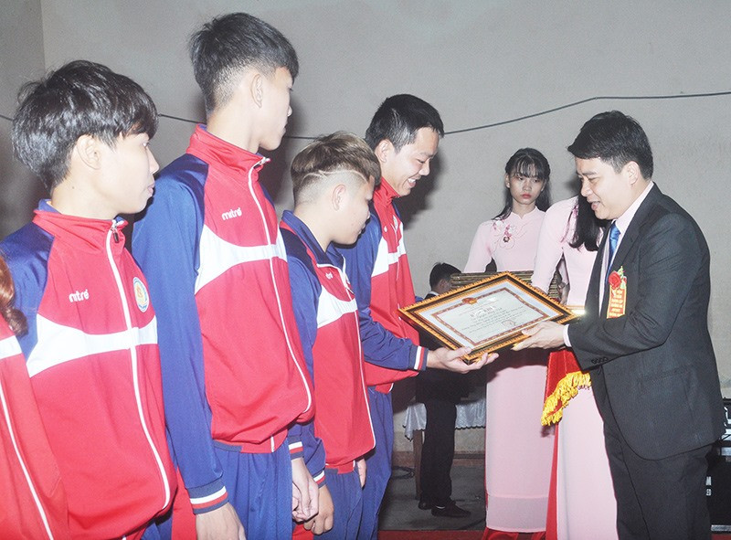 Phó Chủ tịch UBND tỉnh Trần Văn Tân tặng Bằng khen cho các VĐV thi đấu đạt thành tích cao. Ảnh: T.V