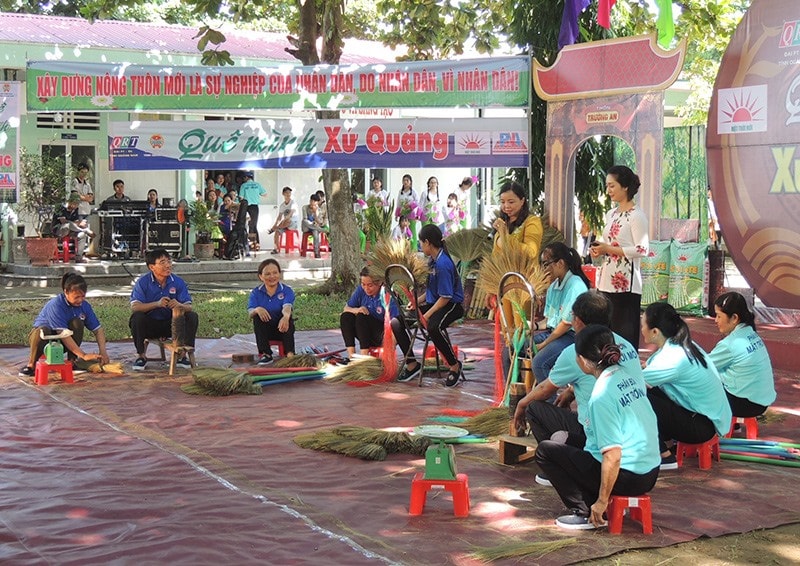 Nghề làm chổi đót xã Đại Quang (Đại Lộc) lên gameshow “Quê mình xứ Quảng”. Ảnh: P.T