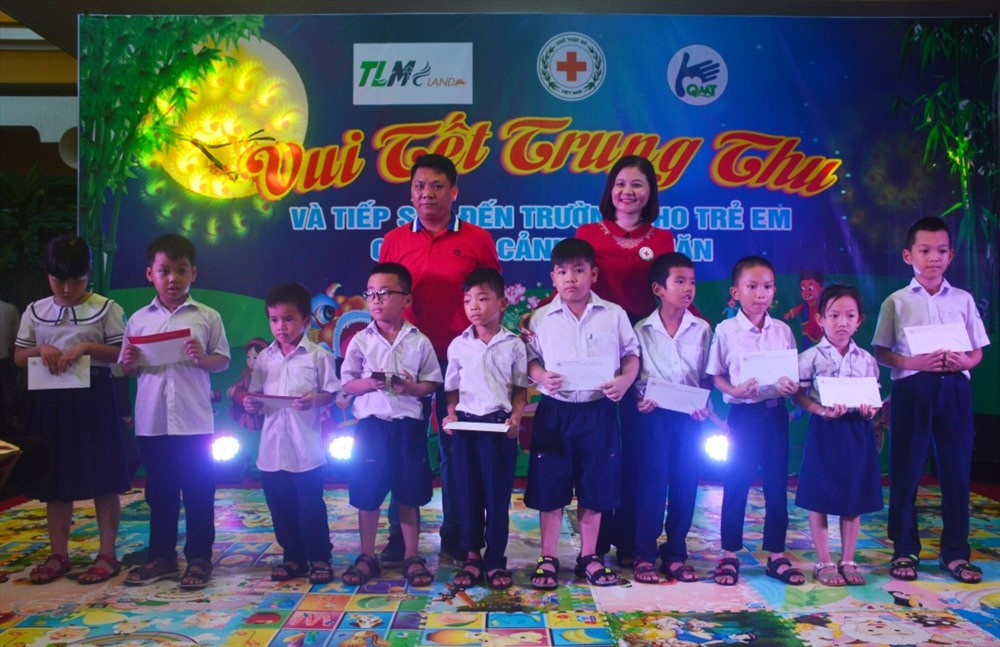 Đại diện lãnh đạo Trung ương Hội Chữ thập đỏ Việt Nam tặng quà cho học sinh. Ảnh: Q.T