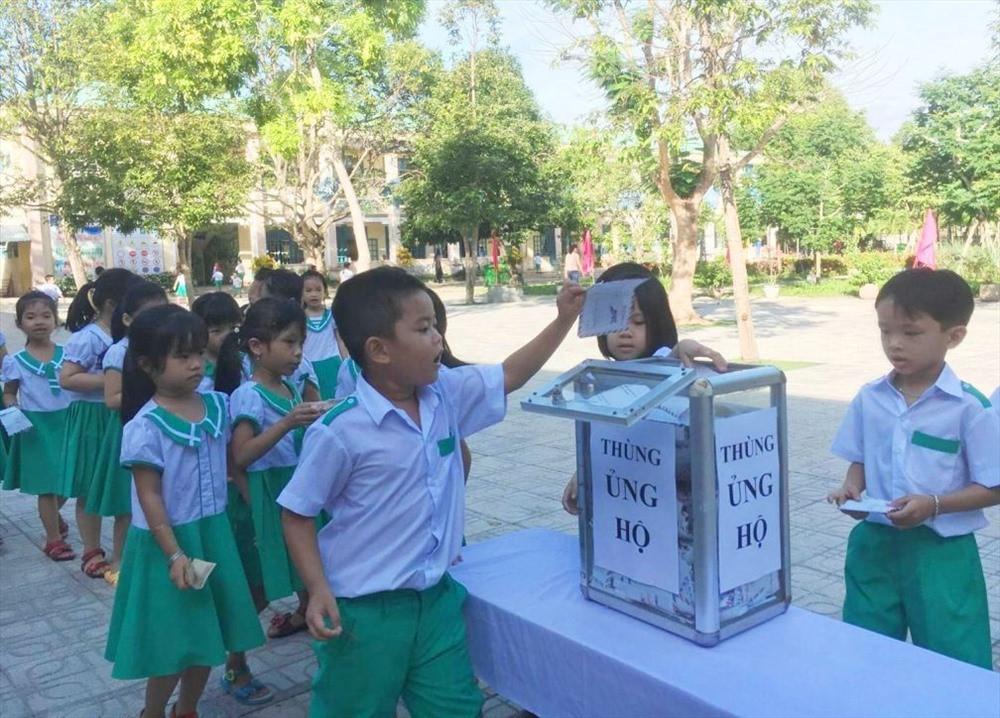 Trường Tiểu học Lê Thị Hồng Gấm đóng góp giúp học sinh bị bệnh nặng. Ảnh: T.H
