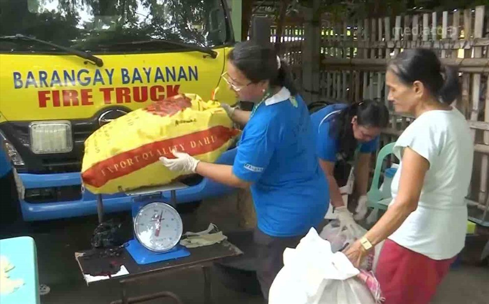 Cân rác thải nhựa đổi lấy gạo ở làng Bayanan của Philippines.