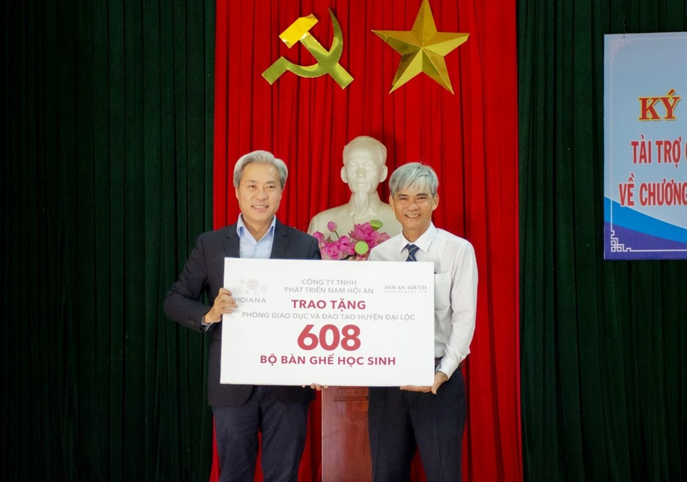 Ông Don Lam - Chủ tịch HASD trao tặng 608 bộ bàn ghế học sinh. Ảnh: T.D