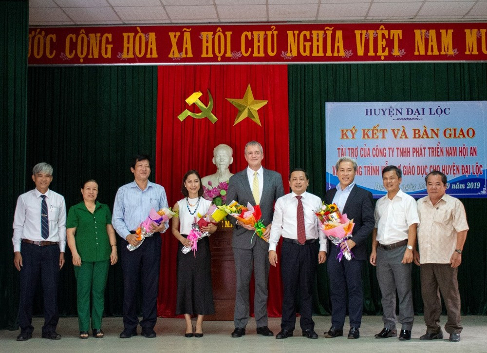 Huyện Đại Lộc tặng hoa đơn vị tài trợ. Ảnh: T.D