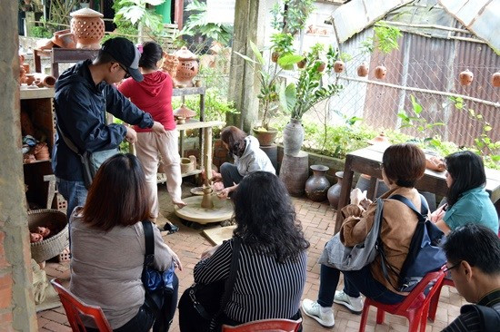 Làng gốm Thanh Hà trở thành điểm du lịch thu hút khách tham quan. Ảnh: K.LINH