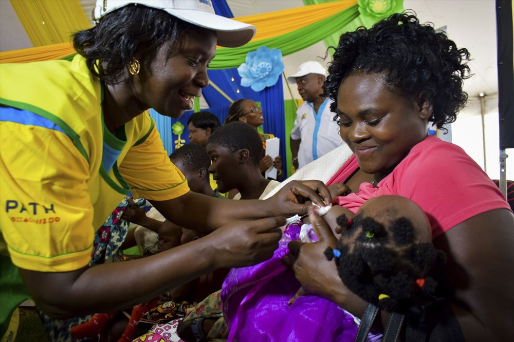 Chiến dịch tiêm phòng vắc xin chống sốt rét tại Kenya vào ngày 13.9. Ảnh: AP
