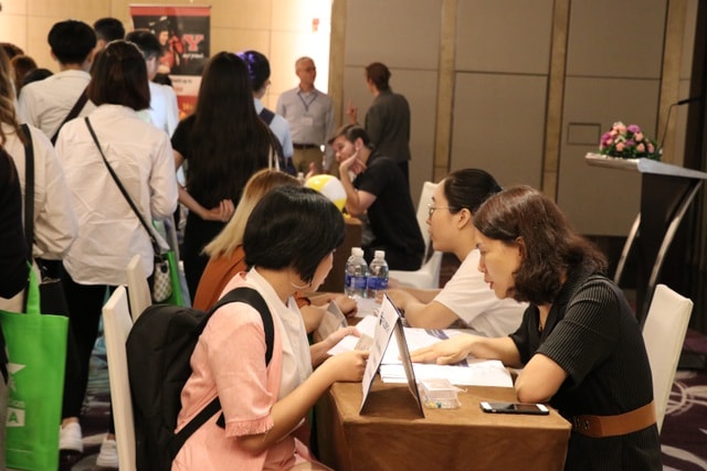 Một sinh viên nữ hỏi chuyên gia tư vấn về bí quyết chinh phục học bổng Fulbright.