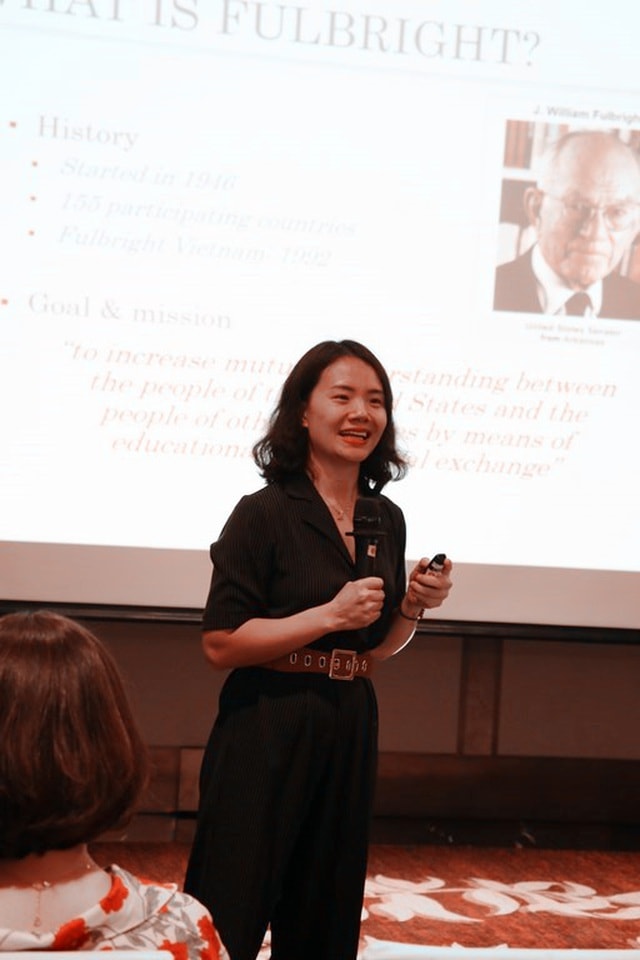 Bà Nguyễn Thị Hạnh – Trợ lý Chương trình Fulbright Việt Nam chia sẻ bí quyết xây dựng bộ hồ sơ thành công tại Triển lãm Giáo dục Hoa Kỳ bậc Sau Đại học do Văn phòng Giáo dục Hoa Kỳ Education USA, trực thuộc phòng Văn hóa – Thông tin, Đại sứ quán Hoa Kỳ tại Hà Nội tổ chức chiều ngày 12/9.