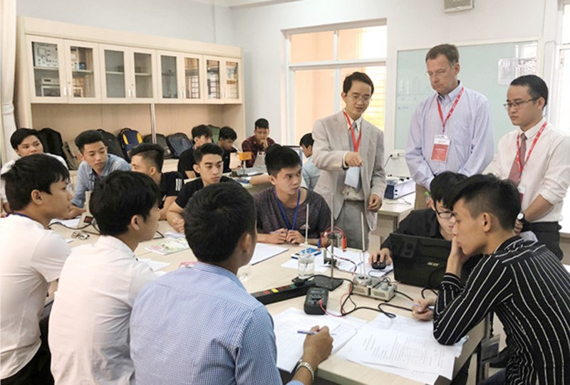 Các chuyên gia đánh giá ABET trong buổi làm việc tại Trường ĐH Duy Tân. Ảnh: T.S