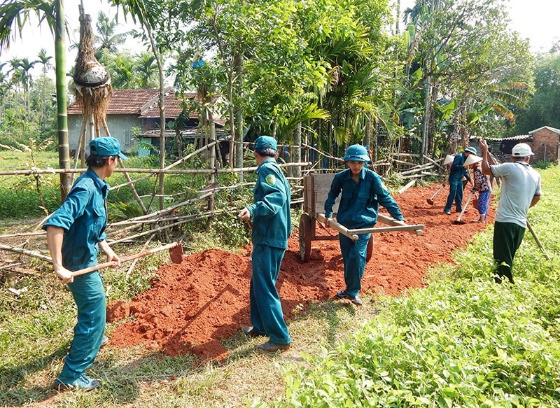 Lực lượng dân quân địa phương tham gia làm đường giao thông nông thôn tại thôn Thọ Tân, xã Tam Ngọc. Ảnh: V.L