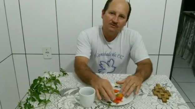 Elizeu Correia - một trong nhiều YouTuber của Brazil ủng hộ việc việc ăn mướp đắng để chữa bệnh ung thư. Ảnh: YouTube