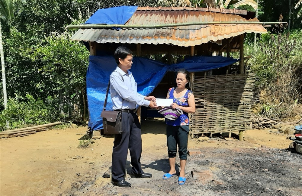 Lãnh đạo Ủy ban MTTQ Việt Nam huyện Tiên Phước trao 1 triệu đồng cho gia đình bà Phương. Ảnh: V.C