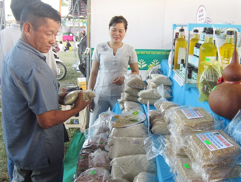 Sản phẩm khoai chà Phú Thọ được quảng bá, giới thiệu tại các hội chợ. Ảnh: T.P