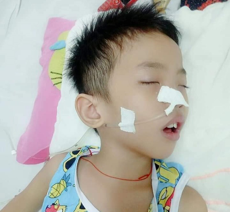 Cháu Phan Đình Thành Trung đang nằm điều trị tại bệnh viện. (Ảnh do gia đình cung cấp)