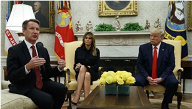 Tổng thống Donald Trump và đệ nhất phu nhân Melania Trump thảo luận với Ned Sharrial, Ủy viên FDA (Cục Quản lý Thực phẩm và Dược phẩm) về kế hoạch cấm thuốc lá điện tử có hương vị, tại Phòng Bầu dục của Nhà Trắng ngày 11-9-2019. 