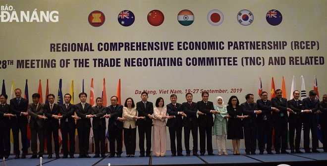 Các đại biểu tham dự phiên đàm phán chụp hình lưu niệm