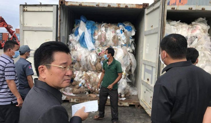 Cơ quan chức năng Campuchia phát hiện rác nhựa được nhập trái phép vào nước này. Ảnh: KhmerTimes