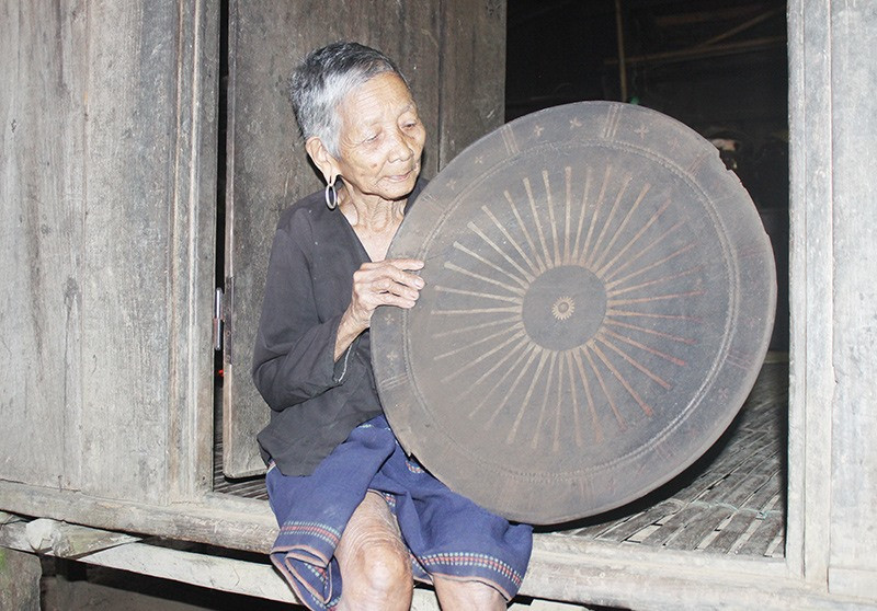 Cụ bà Bhơnướch Thị Bhươi (95 tuổi, vợ ông Bhơriu Bhang) bên cái khiêng được chồng giao giữ gìn như vật báu của tộc họ Bhơriu. Ảnh: BHƠRIU QUÂN