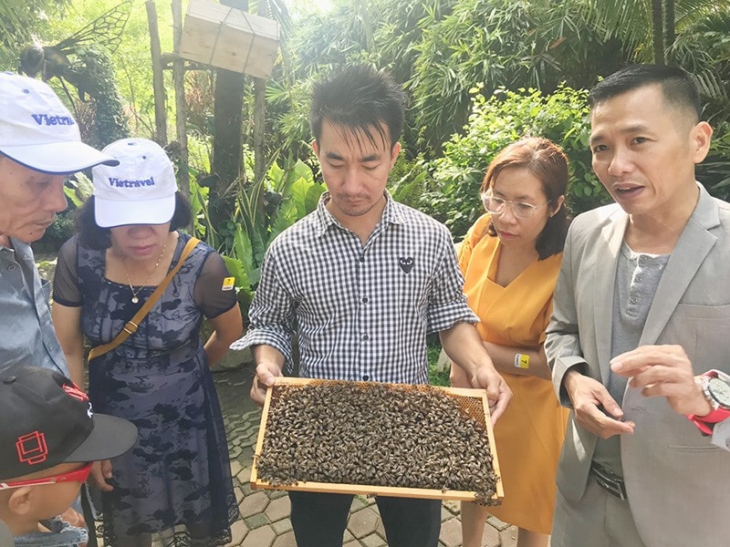 Thuyết minh về nuôi ong tại Bi Bee Farm. Ảnh: TRẦN ĐĂNG