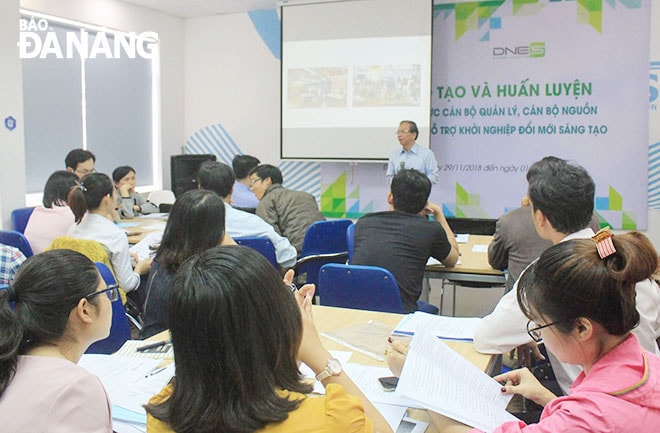 Muốn phát triển bền vững một hệ sinh thái khởi nghiệp, cần cán bộ hỗ trợ có kiến thức, kinh nghiệm và kỹ năng trong lĩnh vực này. (Ảnh chụp tại một buổi đào tạo cán bộ hỗ trợ khởi nghiệp đổi mới sáng tạo tại DNES)