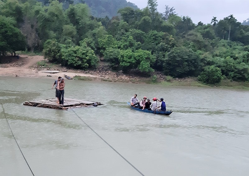 Chiếc bè gỗ dùng để vận chuyển vật liệu xây dựng tại điểm trường Tắc Rối. Ảnh: THANH THẮNG