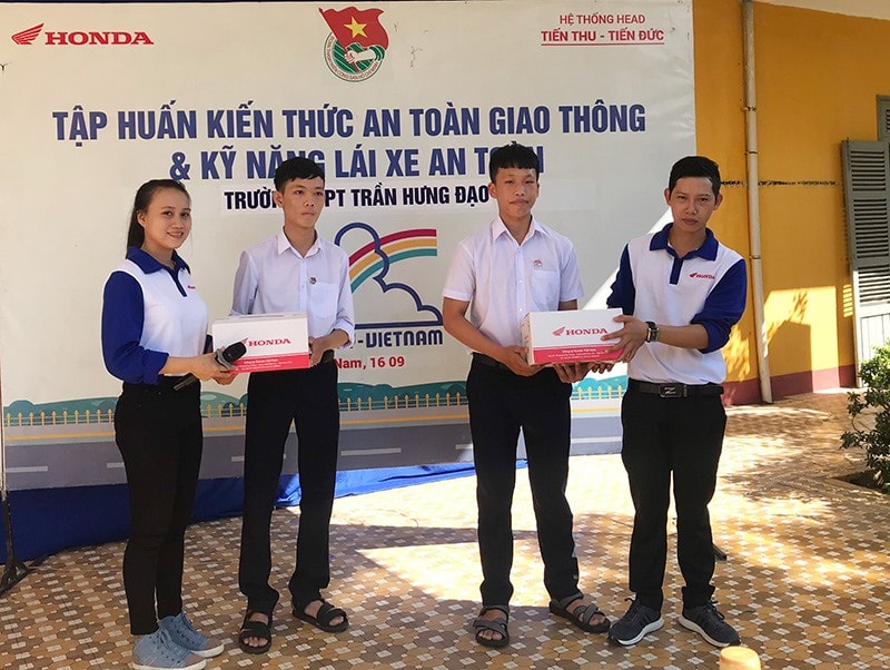 Hệ thống HEAD Tiến Thu - Tiến Đức tại địa bàn Quảng Nam luôn quan tâm phối hợp triển khai tập huấn lái xe an toàn tại các trường học. Ảnh: C.TÚ