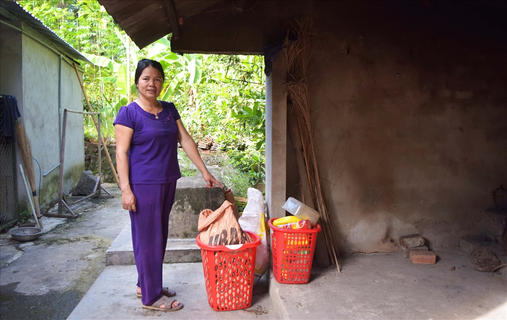 Chị Nguyễn Thị Hương phân loại rác tại gia đình. Ảnh: THÁI CƯỜNG