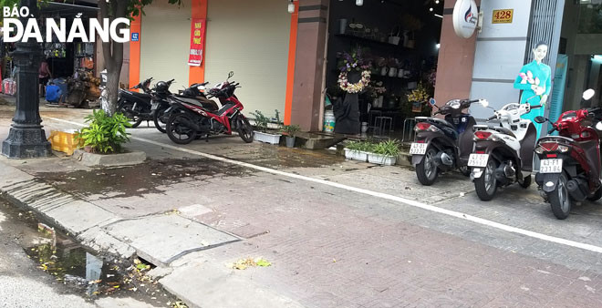 Vị trí cửa thu nước trước nhà số 428 Điện Biên Phủ (quận Thanh Khê) bị người dân dùng xi-măng bít kín 2/3 chiều dài miệng cống.