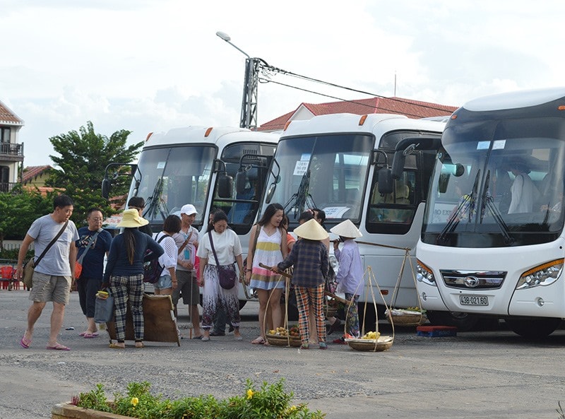 Tình trạng hàng rong, chèo kéo khiến du khách bực bội.Ảnh: K.L