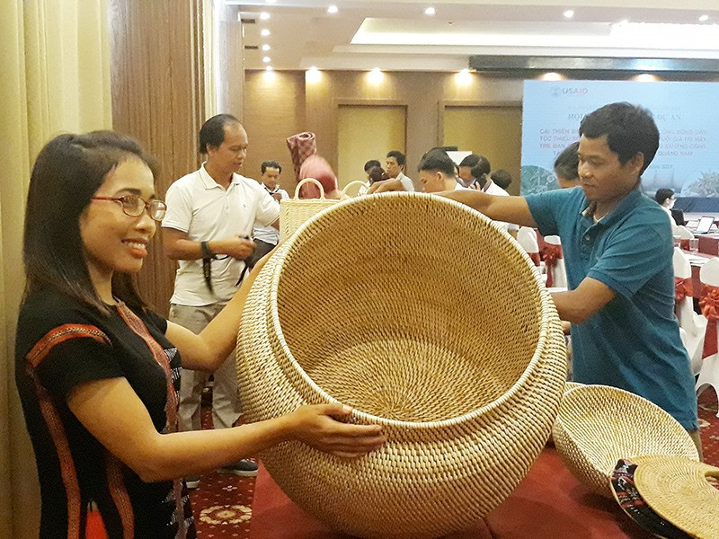 Các sản phẩm mây tre thủ công truyền thống của người Cơ Tu trưng bày ở khách sạn Mường Thanh (Tam Kỳ). Ảnh: T.HỮU