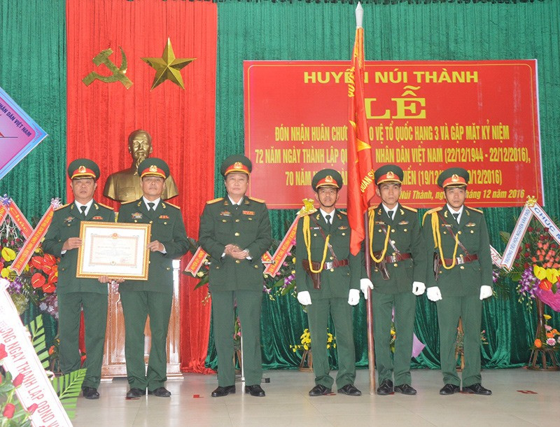 Lực lượng vũ trang huyện Núi Thành đón nhận Huân chương Bảo vệ Tổ quốc hạng 3. Ảnh: D.LÊ