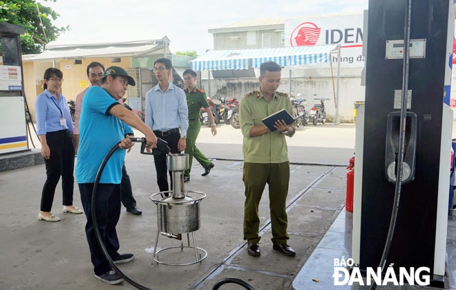 Kiểm tra đo lường xăng dầu tại Cửa hàng xăng dầu Phú Mỹ Hòa (đường Lê Đình Lý, quận Hải Châu).