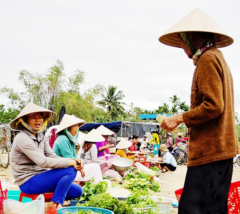 Một góc chợ quê. Ảnh: PHƯƠNG THẢO